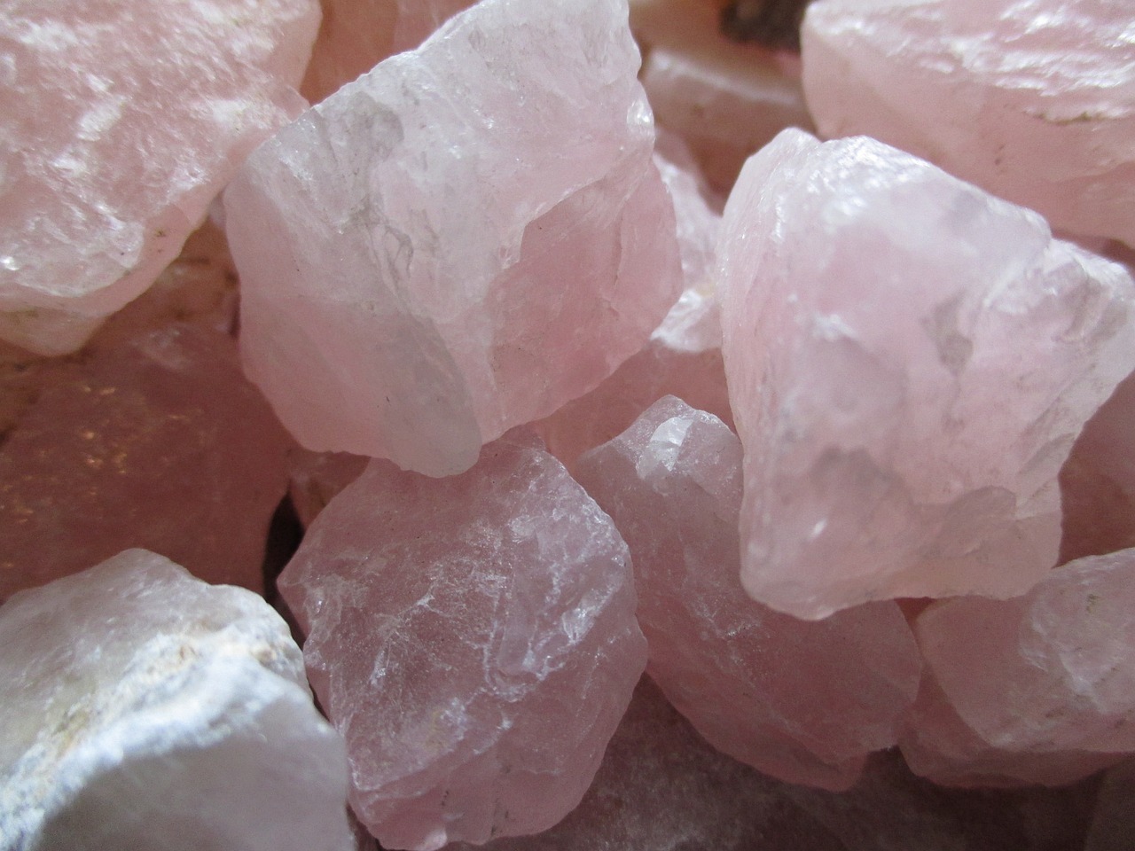 Pierre Quartz Rose : L’Élixir d’Amour et de Guérison
